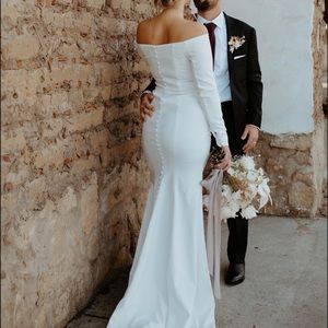 Crepe Wedding Dress beaded back size 8! STUNNING AND CLASSIC